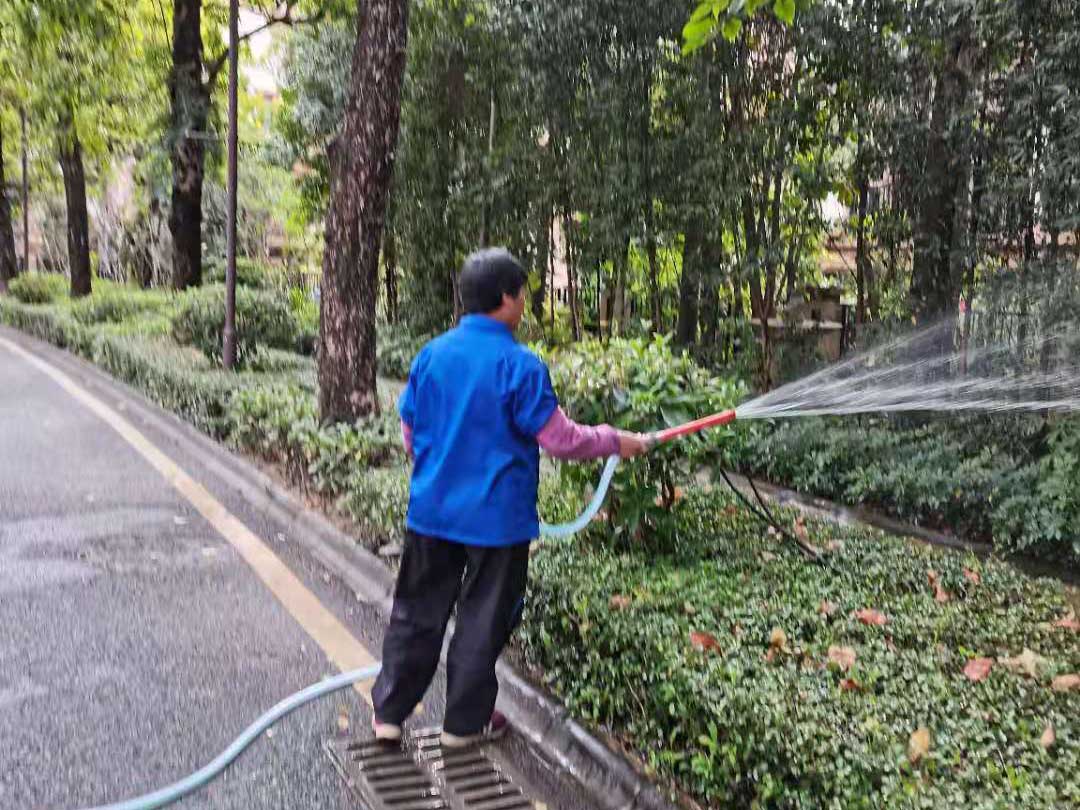 小區(qū)綠化養(yǎng)護澆水