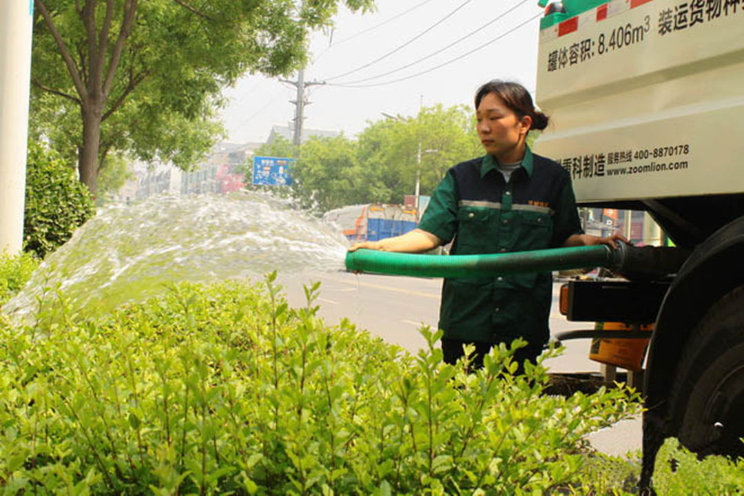 園林綠化公司工人澆灌植物